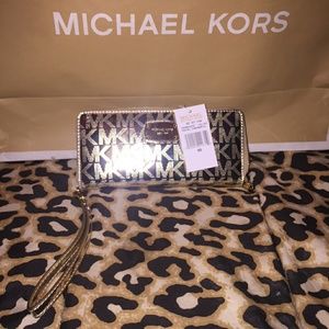 Michael kor jet set wallet
